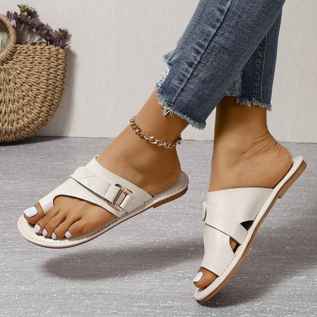 Women Sandals Outside Casual Beach Women Shoes Summer New Flats Flip Flop Sandals Walking Clip Toe Roman Buckle Ladies Slides